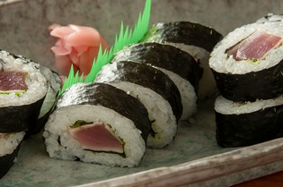 高知の旨い鰹の土佐巻を、食べて行ってよ。