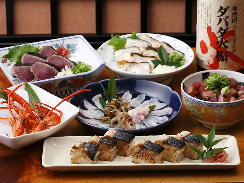 本場土佐の鰹を藁火で焼きあげたタタキでまずは一杯！