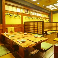 座敷があり小人数でゆっくり楽しむのに最適です。 