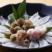 この道50年の味に頑固な店主が、天然の魚料理を独自の技術でここでしか味わえない一品に仕上げました。
