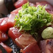 土佐沖の鰹を丼ぶりにしてみました。県内外のお客様に大好評！天然の魚料理を独自の技術とタレで仕上げました。

