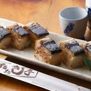天然の鯖（さば）の皮の表面を香ばしく焼いた土佐ならではのお寿司ですので、ぜひ一度ご賞味下さい。