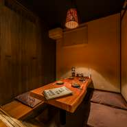 土佐ならではの活きの良い魚介類・鰹・鯨などを始め、和風料理と中華料理のオリジナル料理とジャンルは幅広い。しみじみと杯を傾けて下さい。