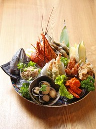 大黒堂の皿鉢料理は地元はもとより県外のお客様の接待にも人気の組ものです。