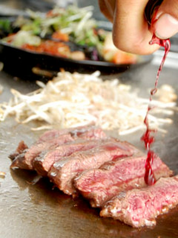 牛ハラミステーキ。カウンター目の前の鉄板で、豪快に！