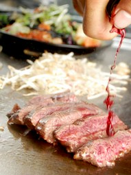 牛ハラミステーキ。カウンター目の前の鉄板で、豪快に！