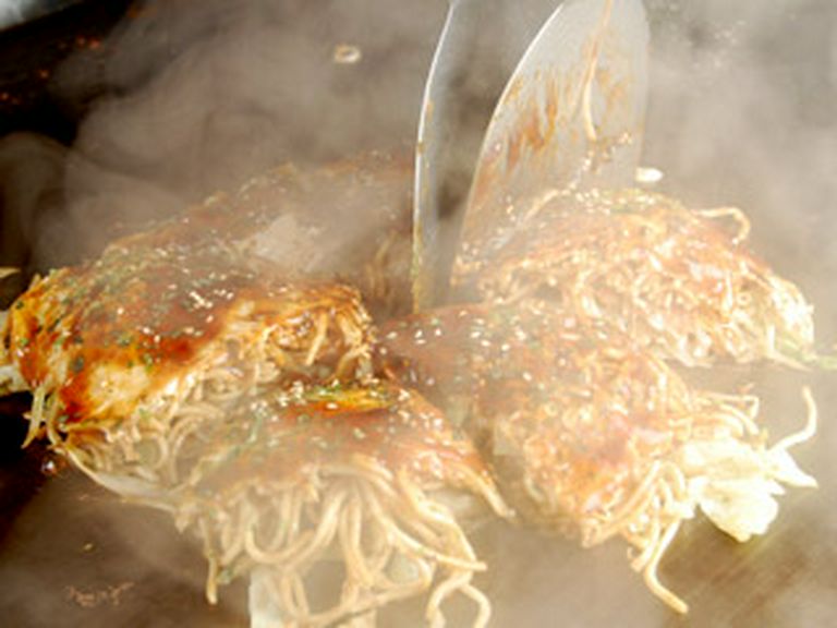 野菜の食感をそのまま残した「お好み焼き」。ふわふわ、ぱりぱりの味が特徴です