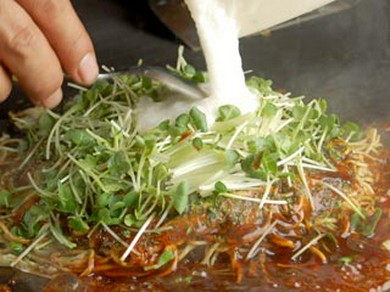 たっぷりかけます！　栄養満点の山芋焼き