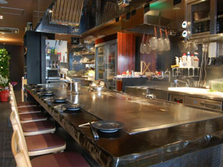 店内は和気あいあい。大鉄板をはさんで笑い声が広がります。