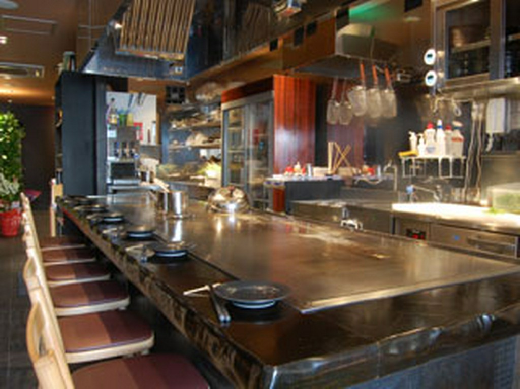 店内は和気あいあい。大鉄板をはさんで笑い声が広がります。