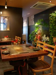 テーブルは並べると１５名。頑張って２０名様利用可能です。