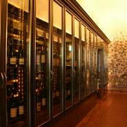 グランメゾンの名に違わぬ料理とサービスを提供する【アンティカ・オステリア・デル・ポンテ】。イタリア、フランスをはじめ質、量ともに国内でもトップレベルのワインのコレクションを誇ります。