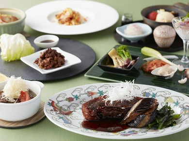 大きく開放的な席で、ゆったりと語り合う二人