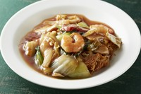 8種類の具材(蝦、叉焼、烏賊、鶏肉、白菜等)をカキ油ベースのあんかけ焼きそば