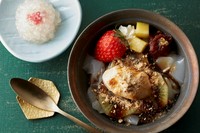 桃李点心師が作った特製アンニン豆腐に黒蜜を入れたオリジナルデザートです。