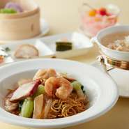 ・前菜の盛り合わせ
・蟹肉入りふかひれスープ
・桃李点心師手作り点心二種
・桃李オリジナル麺の八珍炒麺(五目やきそば)
・甘味デザート盛り合わせ