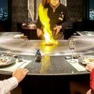 少人数ならではの心のこもった宴会には４名～最大８名様までご利用頂ける個室がお勧め。U字型カウンターなので皆様の顔が見渡せ、鉄板焼ならではの臨場感溢れるシェフのパフォーマンスもお楽しみ頂けます。