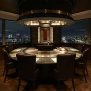 U字型カウンターで中央の鉄板を囲むように配席された個室。鉄板焼ならではの臨場感と、顔の見えるレイアウトではお食事中の会話も弾みます。２つの窓からは異なる表情の景色もお楽しみいただけます。
４～８名様