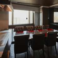 ４名×４名の対面式のテーブル席に鉄板が隣接された個室。会話もしやすく、シェフのパフォーマンスもお楽しみ頂けるプライベートルームは顔合わせや結納などにピッタリです。