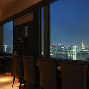 レインボーブリッジ越しに臨む東京タワー。東京に居ながらにして東京を一望する優越感。食後のデザートはより景色の近くに見えるデザート席へ。優しい甘さと至福の時間に酔いしれて…。