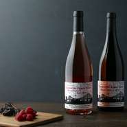 門前仲町にある「深川ワイナリー」様の協力の元、収穫・瓶詰め・コルク打栓・ラベルデザインまで、全ての工程にソムリエをはじめホテルスタッフが携わり造り上げたホテルオリジナルのプライベートワインです。