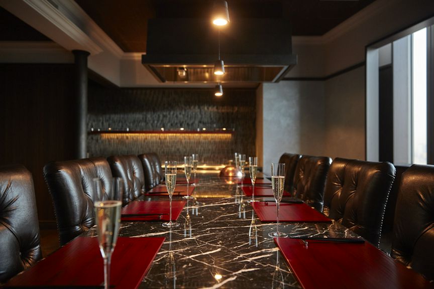 U字カウンターと対面式、タイプの異なる個室をご用意