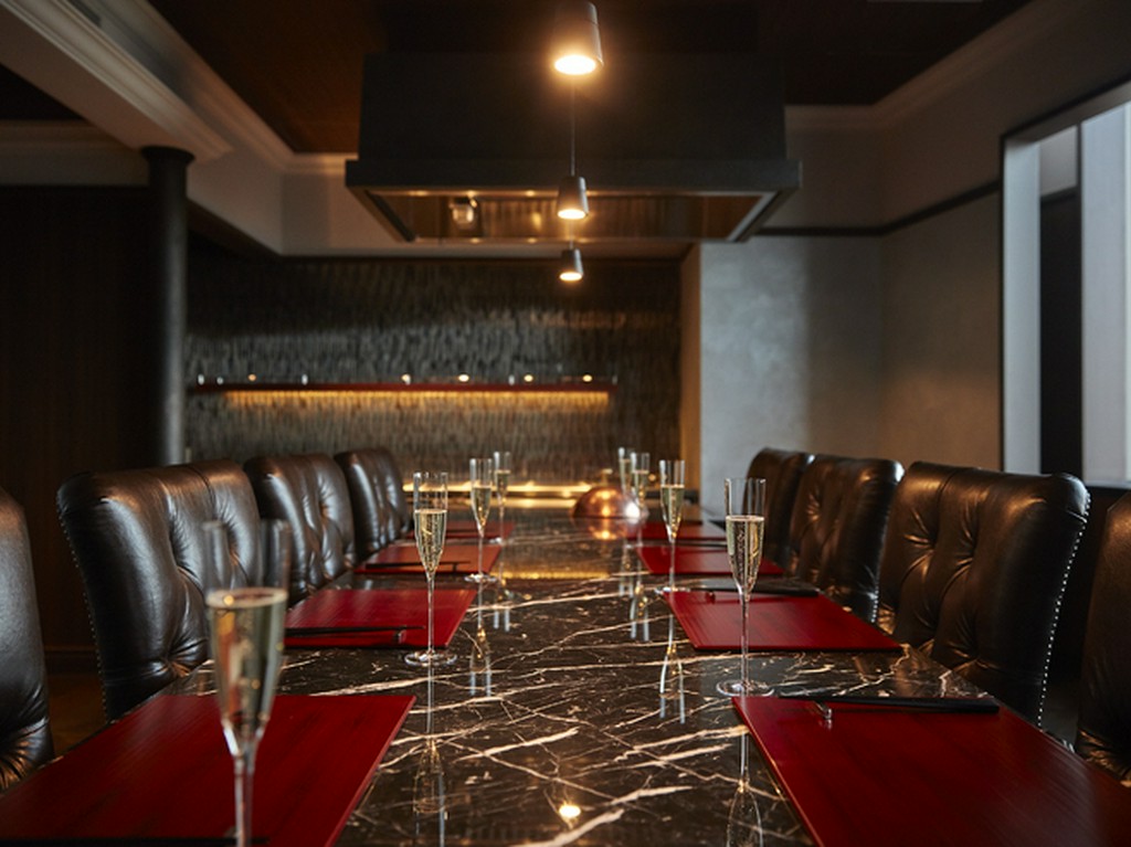 U字カウンターと対面式、タイプの異なる個室をご用意