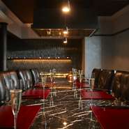 U字型カウンター席の中央に鉄板を配した料理＆会話両方お楽しみ頂ける個室「銀杏（いちょう）」と、対面式のテーブル席に鉄板が隣接した、会話重視型の個室「Chef's Table（シェフズテーブル）」４～８名様（共通）