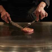 地上100ｍからの眺望を眺めながら上質な黒毛和牛に舌鼓。
シェフのパフォーマンスも鉄板焼ならではの臨場感でお楽しみいただけます。