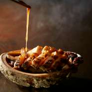 厨房内の水槽から活きたままお客様のもとへ。鮮度の高い鮑だからこその歯ごたえと磯の香り。熟練の技法で逸品に仕上げます。