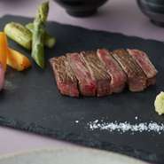 熊本県が近年注力している黒毛和牛。その中でもサシの入り具合など厳しい条件をクリアしたものだけが「和王」と名乗れるのです。まだ関東圏ではあまり流通していない希少な黒毛和牛を是非当店でご賞味下さい。