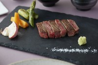 熊本県が近年注力している黒毛和牛。その中でもサシの入り具合など厳しい条件をクリアしたものだけが「和王」と名乗れるのです。まだ関東圏ではあまり流通していない希少な黒毛和牛を是非当店でご賞味下さい。