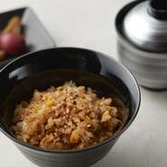 当店のガーリックライスは卵を加えて優しい味わいに仕上げています。別添えでお出しするバターと、九州の少し甘めの醤油をかける食べ方をお勧めしております。