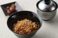 当店のガーリックライスは卵を加えて優しい味わいに仕上げています。別添えでお出しするバターと、九州の少し甘めの醤油をかける食べ方をお勧めしております。