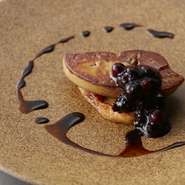 鴨のフォアグラを鉄板でソテー。バルサミコの程良い酸味に季節のフルーツの果実味と甘みをプラス。フレンチトーストと共にお召し上がりいただきます。
