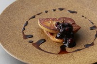 鴨のフォアグラを鉄板でソテー。バルサミコの程良い酸味に季節のフルーツの果実味と甘みをプラス。フレンチトーストと共にお召し上がりいただきます。
