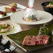 「豊洲市場」から届いた海の幸を贅沢に使い、メインは本鮪の中トロを鉄板の上で仕上げた魚介尽くしのコース