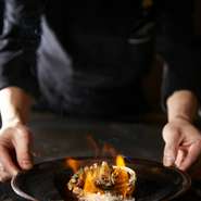 厨房内の水槽から活きたままお客様の目の前へ。
鮮度が高いからこそ楽しめる絶妙な歯ごたえと磯の香り。
