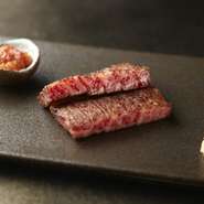 「米沢牛」「国産黒毛和牛」には、全て個体識別番号が発行されております。素材の味をお愉しみいただくため、味付けはシンプル。口の中に広がる黒毛和牛の旨味を、ご堪能ください。