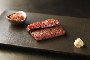 鉄板焼の主役としてふさわしい「神戸牛」と「国産黒毛和牛」