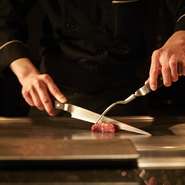 最高級の食材を、さらに美味しくお召し上がりいただくために必要な事は、お客様ひとりひとりの嗜好に合わせる事だと思っています。そのためは、焼き加減や味、さらには厚みや大きさにも気を配ります。
