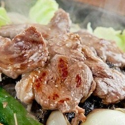 布袋やと言えばジンギスカン食べ飲み放題コースです。4名様より3日前までの予約をお願いします。