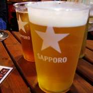 飲み放題のビールがピッチャーで提供されてガッカリした事ありませんか?　杯を重ねる毎に温くなり、飲み口は脂まみれで美味しさも半減です。当店の飲み放題は衛生的に一杯ずつキンキンに冷えたビールを提供します。