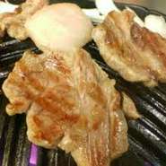 鉄製のジンギスカン鍋では味わえない炭火直火焼きジンギスカン。札幌ススキノスタイルです