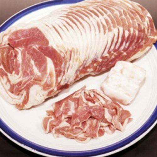 昔ながらのジンギスカン、冷凍ロールも人気です。野菜付1100円