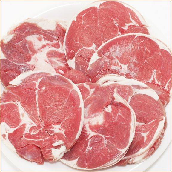 ラム肉をロール状に巻いて丸い棒状に成型してからスライスしたお肉です。道民のソウルフード。