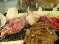 柔らかい極上の生ラム肩ロースジンギスカン食べ放題。飲み放題もついて一番人気のコースです。