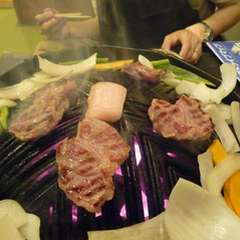 炭火で焼く本格ジンギスカン