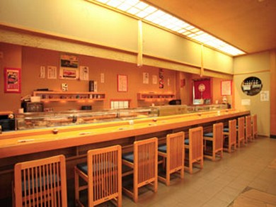 カウンター席完備。お気軽にお食事いただけます