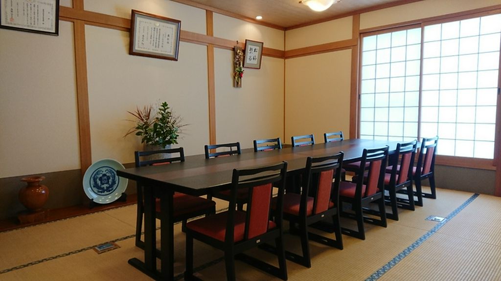 小上がりのテーブル席で寛ぎください。